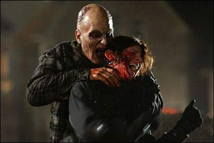Un zombie encuentra su cena en una escena de Land of the Dead Un zombie encuentra su cena en una escena de Land of the Dead